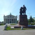 Драмтеатр и памятник Черепановым